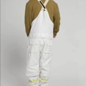 Men’s Burton bib snow pants brand new never worn injured before season.